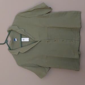 Green short sleeved shirt